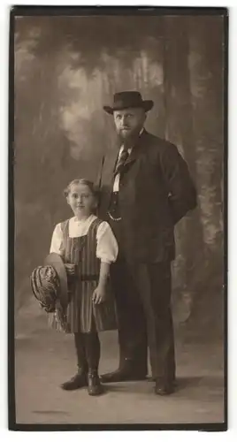 Fotografie unbekannter Fotograf und Ort, Portrait Vater und Tochter in zeitgenöss. Kleidung