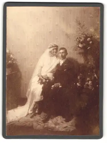 Fotografie unbekannter Fotograf und Ort, Portrait bürgerliches Paar mit Blumen in hübscher Hochzeitskleidung