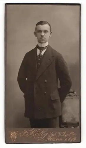 Fotografie F. Kolby, Plauen i. V., Portrait junger Herr mit Seitenscheitel u. Krawatte im Anzug