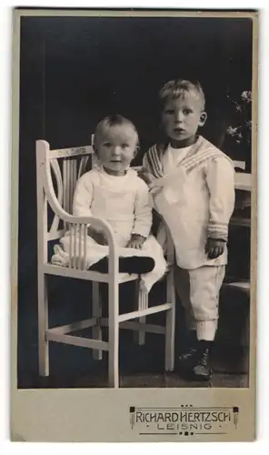 Fotografie Richard Hertzsch, Leising, Portrait niedliches Kleinkind in hübscher Kleidung auf Stuhl sitzend u. Bruder