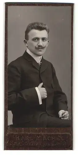 Fotografie Karl Mäckel, Burgstädt, eleganter Herr mit nach oben gezwirbeltem Schnurrbart und Stehkragen