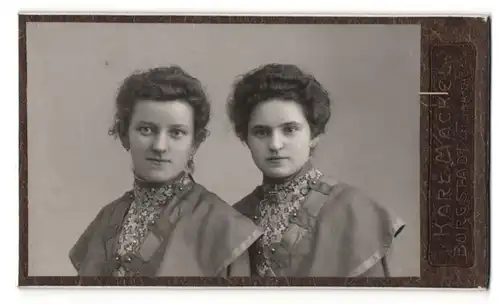 Fotografie Karl Mackel, Burgstädt, Portrait zwei junge Damen mit zeitgenöss. Frisuren in hübschen Kleidern