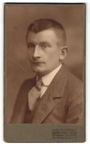 Fotografie Hahn Nachfolger, Dresden-Altstadt, Portrait charmanter Herr mit Krawatte im Anzug