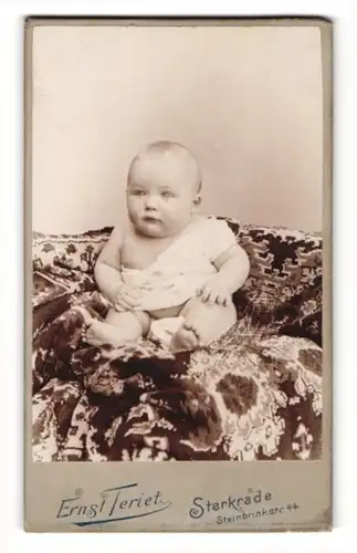 Fotografie Ernst Teriet, Sterkrade, Portrait niedliches Baby im weissen Hemd auf Sessel sitzend