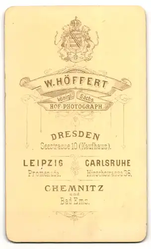 Fotografie W. Höffert, Dresden, Portrait älterer Herr mit Bart u. Fliege im Anzug