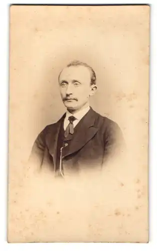 Fotografie A. H. Heckmann, Osnabrück, Portrait charmanter Herr mit Schnauzbart im Anzug