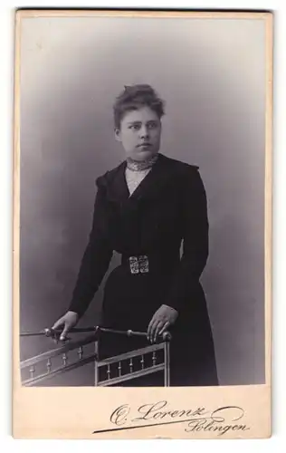 Fotografie Otto Lorenz, Solingen, Portrait junge Dame mit zeitgenöss. Frisur im eleganten Kleid an Geländer gelehnt