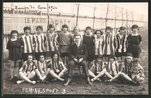 Fotografie Femina Sport, Frauen-Fussballmannschaft, Spielerinnen im Trikot mit Trainer um 1924
