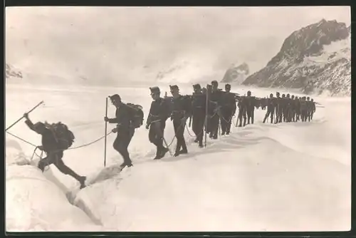 Fotografie Schweizer Soldaten, Seilschaft im Marsch über den Oletschgletscher