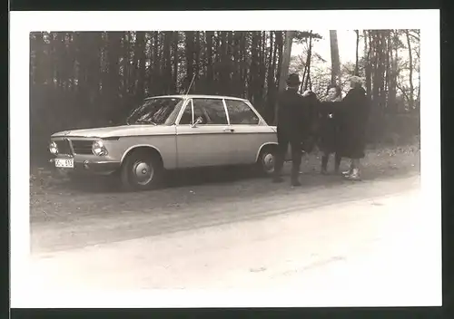 Fotografie Auto BMW 02 Coupe, Fahrer & Damen neben PKW stehend