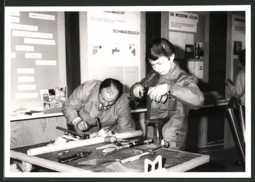 Fotografie Blechner bei der Arbeit an einem Messestand