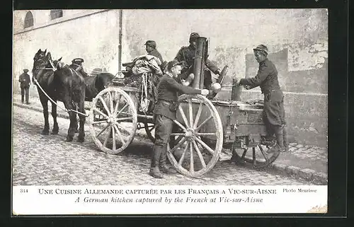 AK Vic-sur-Aisne, Une Cuisine Allemande capturée par les Francais