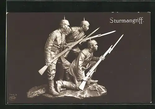 AK Soldaten mit Pickelhaube und Bajonett als Statue, Sturmangriff