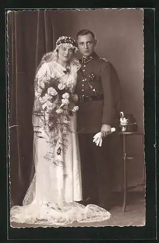 Foto-AK Brautpaar mit Bräutigam in Polizeiuniform