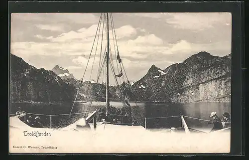 AK Troldfjorden, Blick vom Segelschiff ins Gebirge