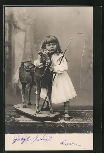 Foto-AK Kleinkind mit Schaukelpferd