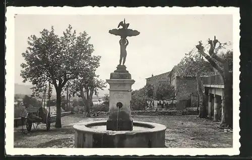 AK La Brillanne, La Fontaine Ronde et la Place