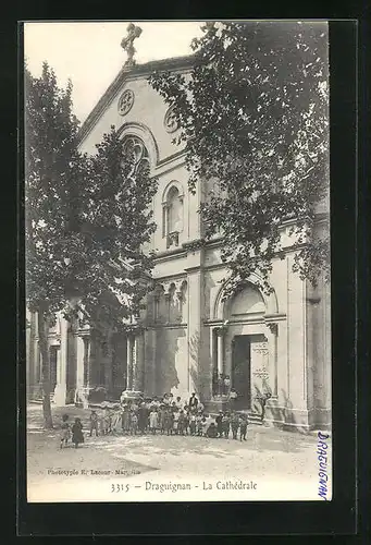 AK Draguignan, Enfants devant la Cathedrale
