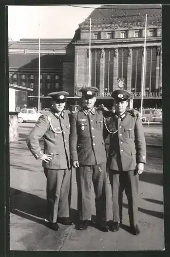 Fotografie Feyer, Leipzig, Ansicht Leipzig, Soldaten der NVA in Uniform am Hauptbahnhof