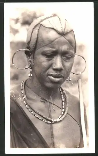 Fotografie Afrika, Einheimische mit Schmuck Ohrringen und Halskette