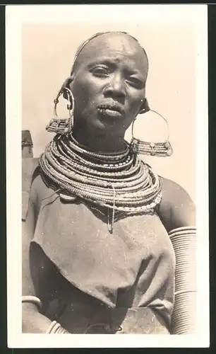Fotografie Afrika, Eingeborene mit Schmuck Halsketten, Ohrringe & Armreif