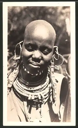 Fotografie Afrika, Eingeborene mit einfachem Schmuck Halsketten & Ohrringe