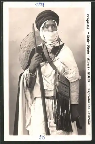 Fotografie Algerier in Tracht mit Schmuck & verzierter Umhängetasche