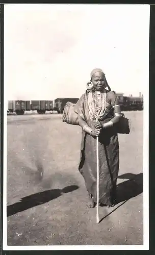 Fotografie British East Africa, Einheimische Afrikanerin mit viel Schmuck