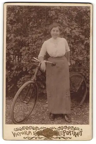 Fotografie bürgerliche junge Frau mit Fahrrad