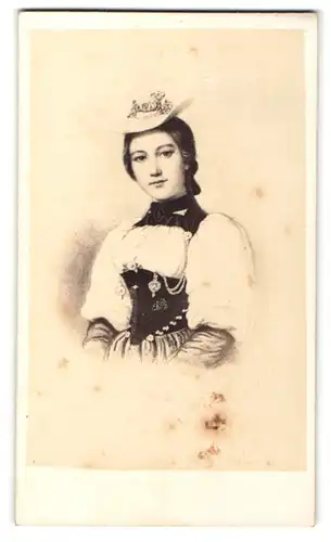 Fotografie Darstellung Schweizer Maid in Tracht mit Hut