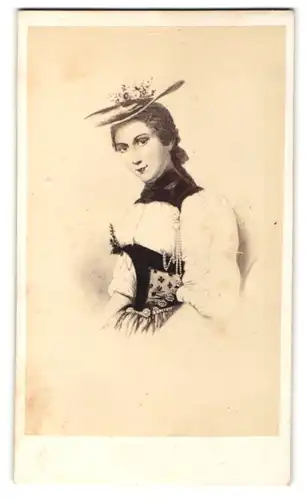 Fotografie Darstellung Frau aus der Schweizer in Tracht mit Hut