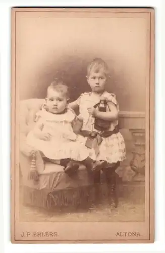Fotografie J. P. Ehlers, Hamburg-Altona, Portrait zwei kleine Mädchen mit Puppe