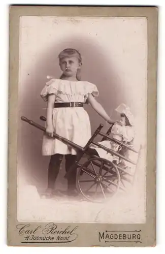 Fotografie Carl Reichel, Magdeburg, Portrait Mädchen mit Wagen mit Puppe
