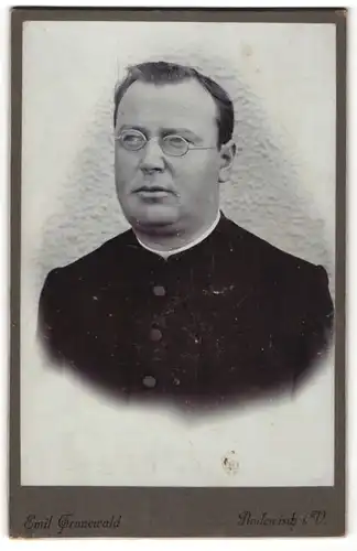 Fotografie Emil Grunewald, Rodewisch i/V, Portrait kathol. Geistlicher mit Brille