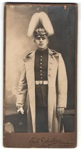 Fotografie Emil Schröter, Jüterbog, Portrait Gardesoldat mit Pickelhaube