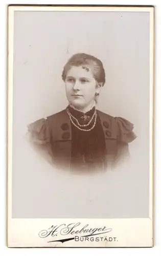Fotografie H. Seeburger, Burgstädt, Portrait junge Dame mit zurückgebundenem Haar u. Halskette in elegantem Kleid