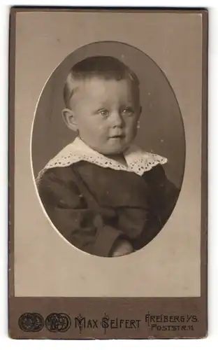 Fotografie Max Seifert, Freiberg i / S., Portrait niedliches Kleinkind in hübscher Kleidung