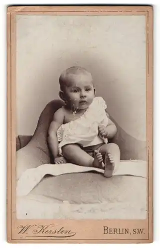 Fotografie W. Kertsen, Berlin, Portrait niedliches Baby im Hemdchen