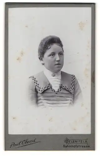 Fotografie Paul Oberst, Oelsnitz i. V., Portrait Mädchen in edler Bluse