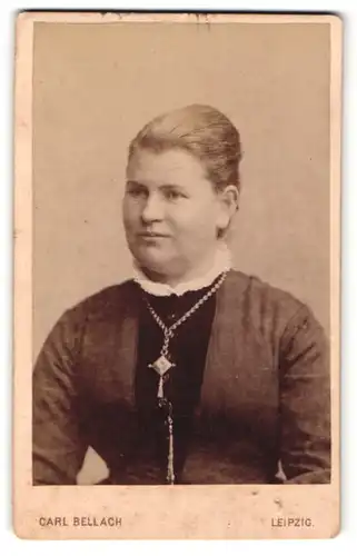 Fotografie Carl Bellach, Leipzig, Portrait blonde stattliche Dame mit Schmuckkette