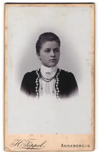 Fotografie H. Föppel, Annaberg i. S., Portrait brünette junge Schönheit mit Halskette und Brosche