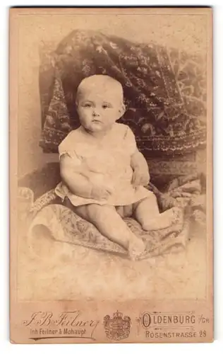 Fotografie J. B. Feilnery, Oldenburg i. Gr., Portrait blondes kleines Mädchen im weissen Kleidchen