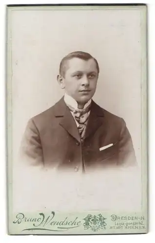 Fotografie Bruno Wendsche, Dresden, Portrait junger Mann mit charmantem Blick und Krawatte