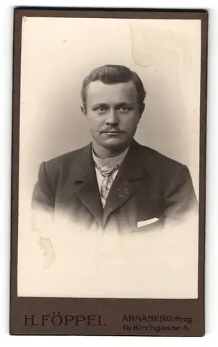 Fotografie H. Föppel, Annaberg i. E., Portrait charmant blickender Herr mit Oberlippenbart