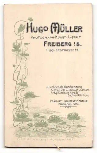 Fotografie Hugo Müller, Freiberg i. S., Portrait dunkelhaariger Herr mit Hut im schwarzen Anzug