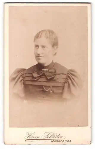 Fotografie Herm. Schlüter, Magdeburg, Portrait blonde Schönheit in gerüschter Bluse