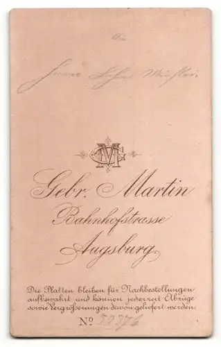 Fotografie Gebr. Martin, Augsburg, Portrait charmant blickender Herr im Jackett