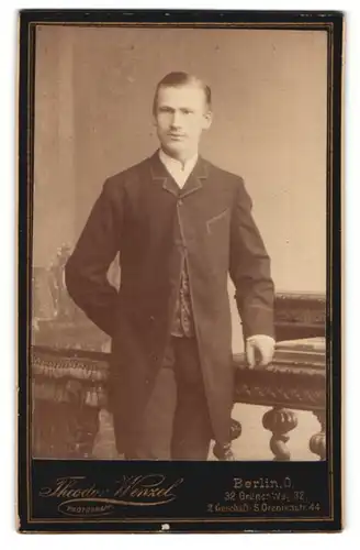 Fotografie Theodor Wenzel, Berlin, Portrait charmanter junger Mann mit Scheitel