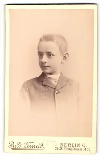 Fotografie Rud. Conrad, Berlin, kleiner süsser Junge in Anzug mit kleinem Stehkragen