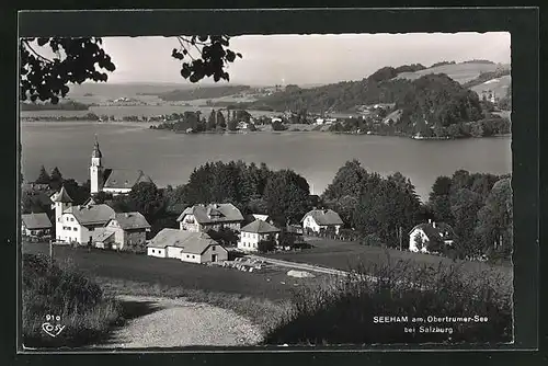 AK Seeham a. Obertrumer See b. Salzburg, Gesamtansicht mit Blick über den See